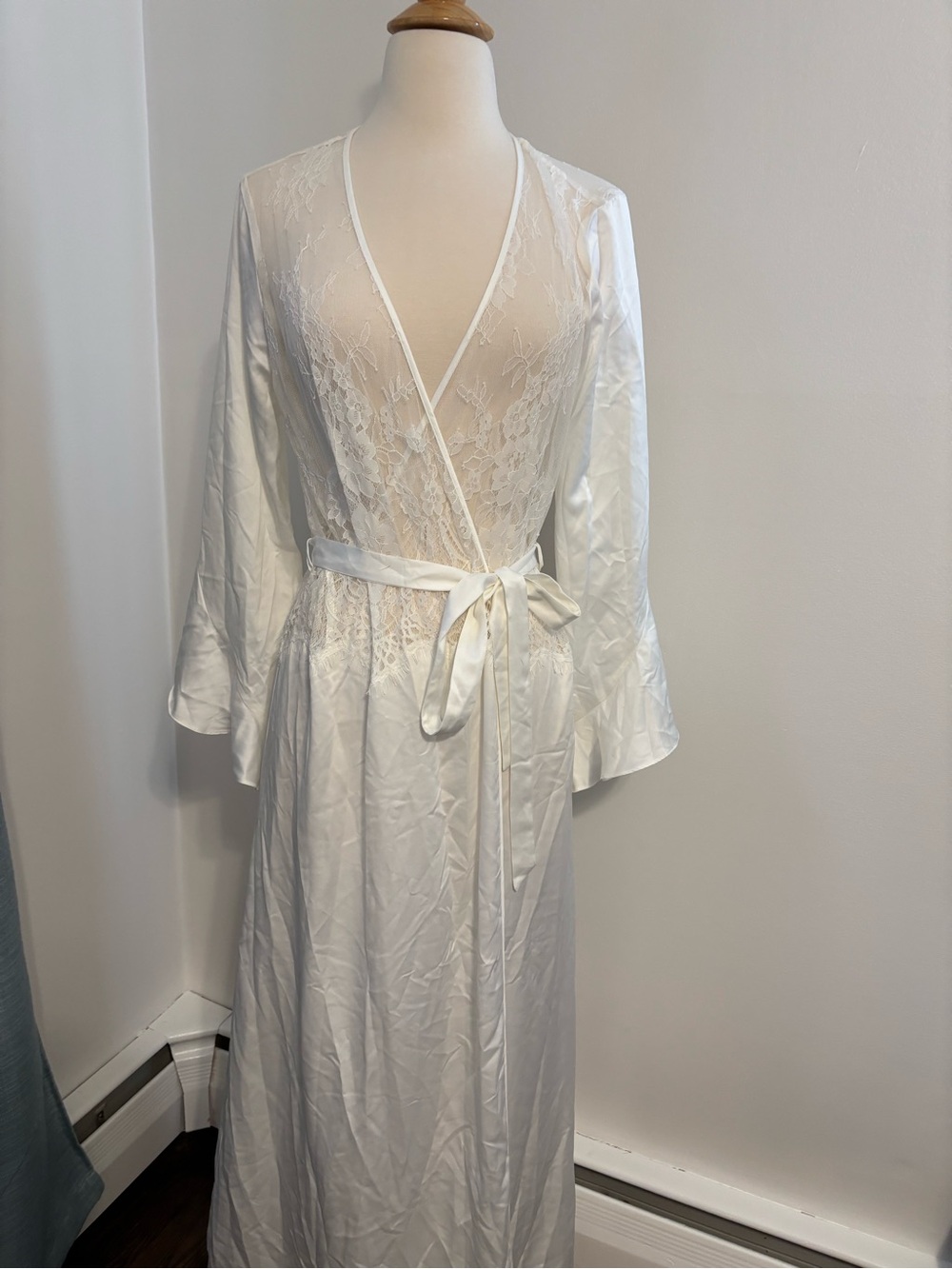 INC International Concepts White Lace & Satin Wrap Robe
